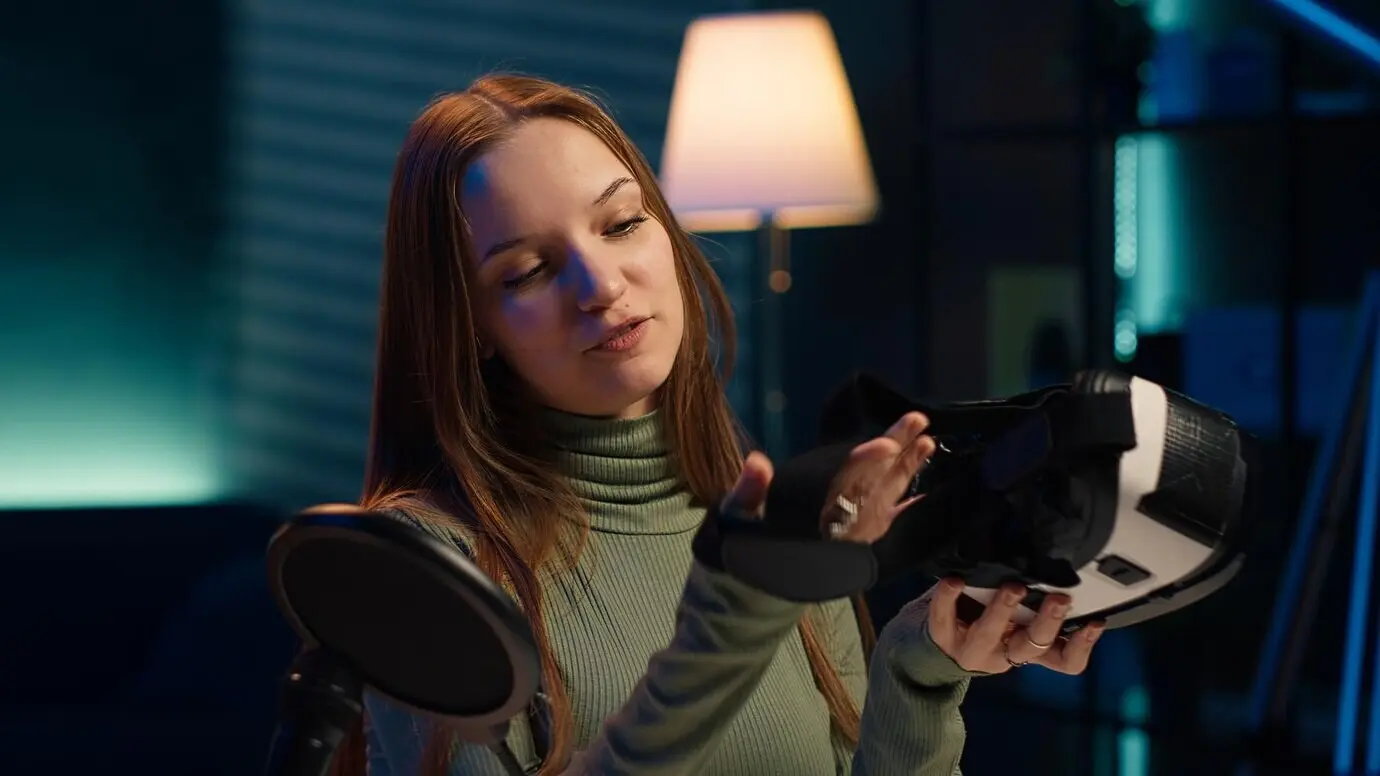 Ein Technikspezialist filmt gesponserten Inhalt beim Auspacken einer neu erschienenen VR-Brille.