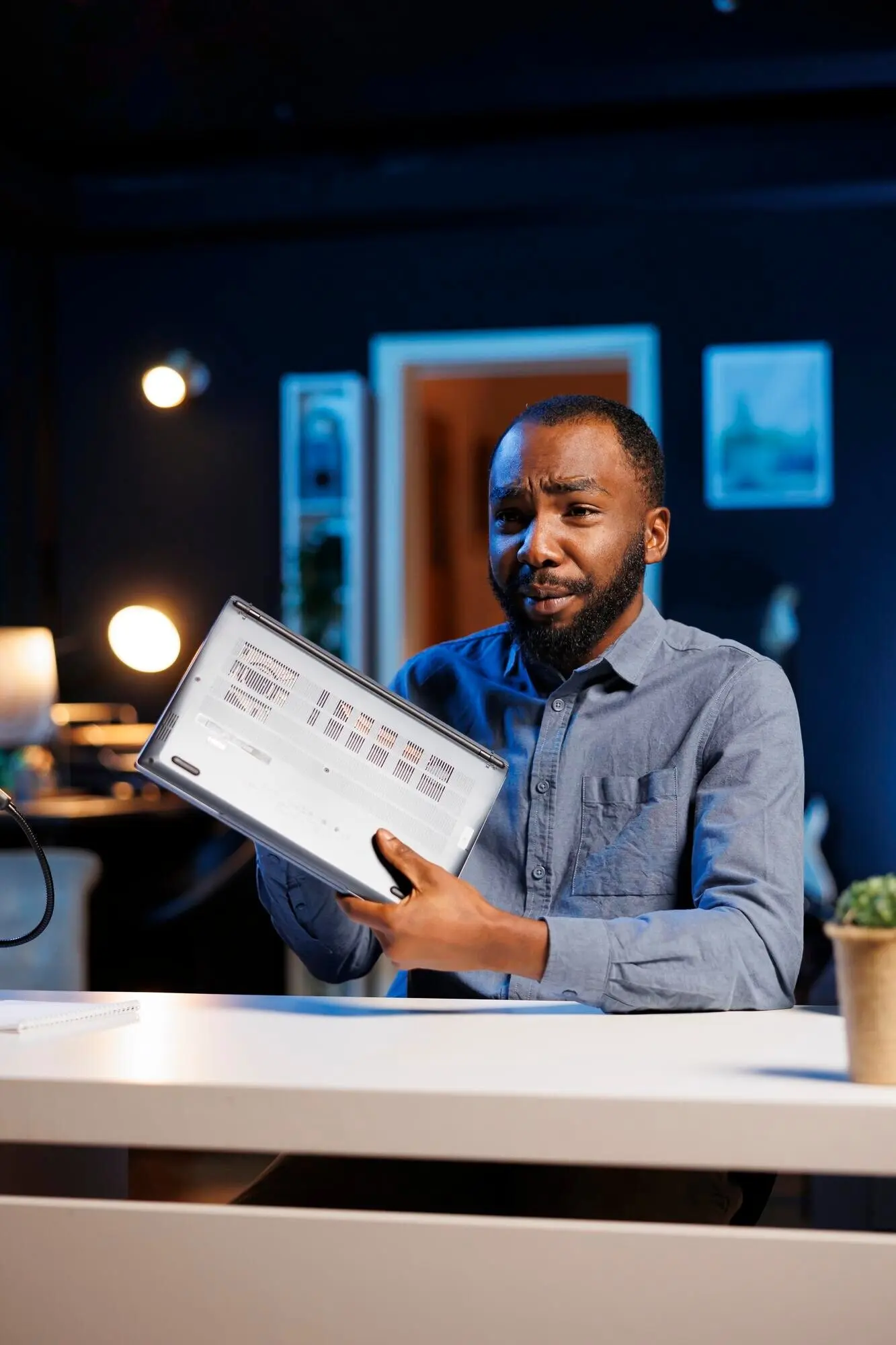 Ein Content-Ersteller nimmt ein Technik-Tutorial auf.