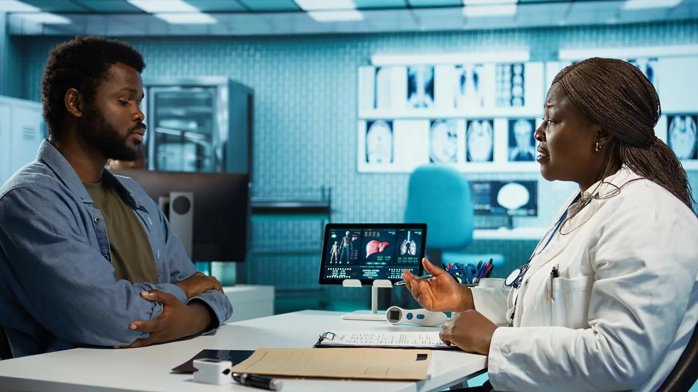 Ein afroamerikanischer Arzt und ein Patient besprechen die Ergebnisse ausführlich.