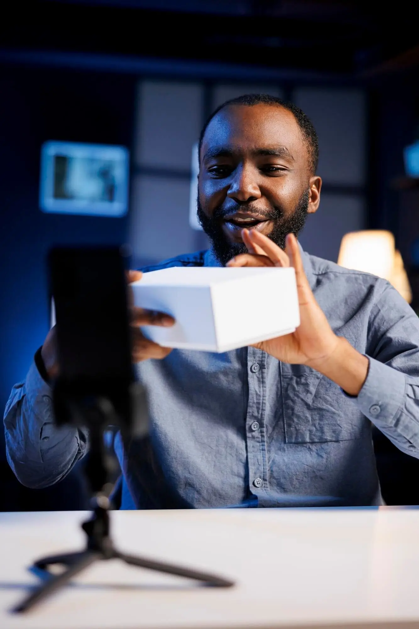 Internetstar im Studio bei der Aufnahme einer Rezension