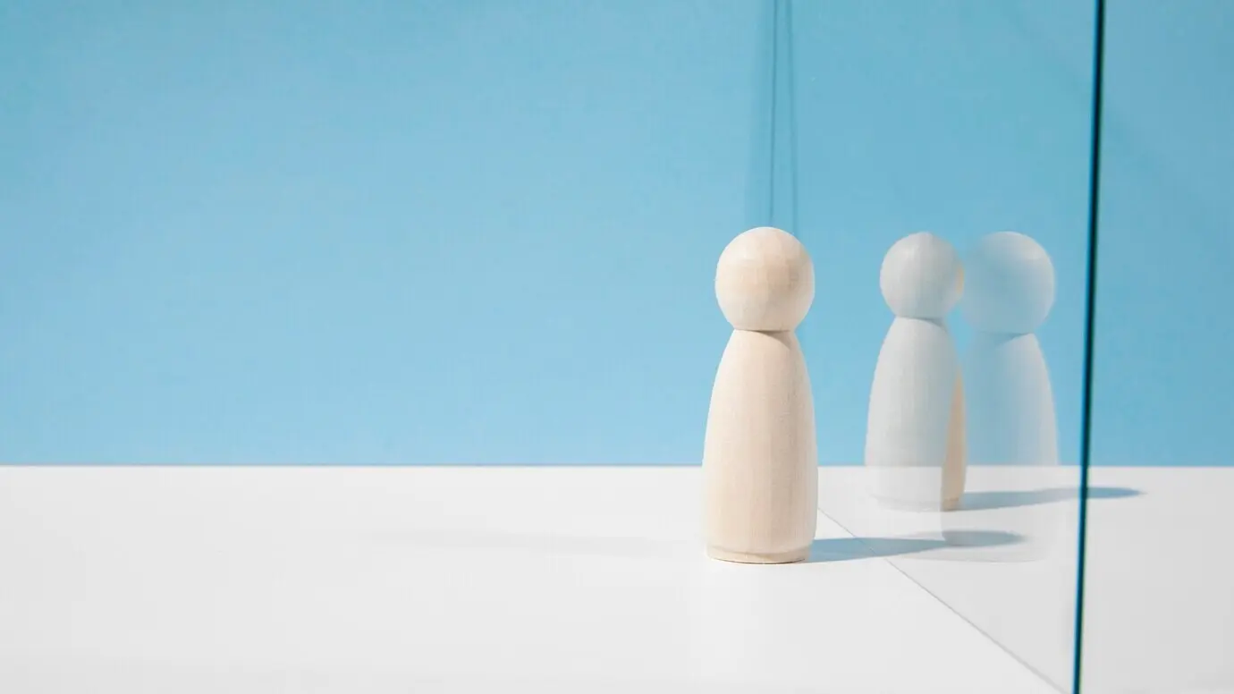 Schachbauern aus Holz mit Glasabtrennung und Platz für Text