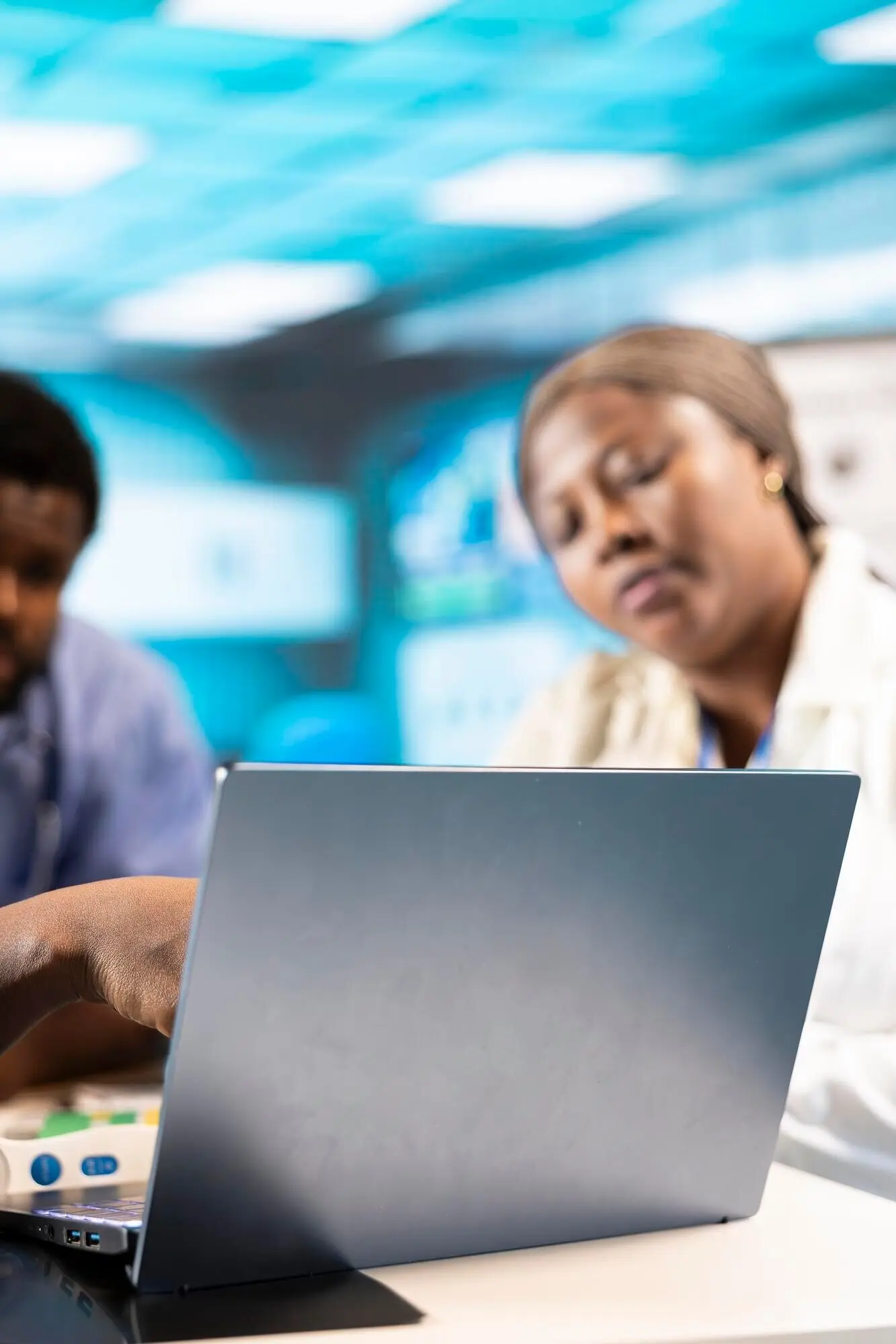 Ein medizinischer Experte erklärt einem Team von Pflegepraktikanten im Büro die Scans.