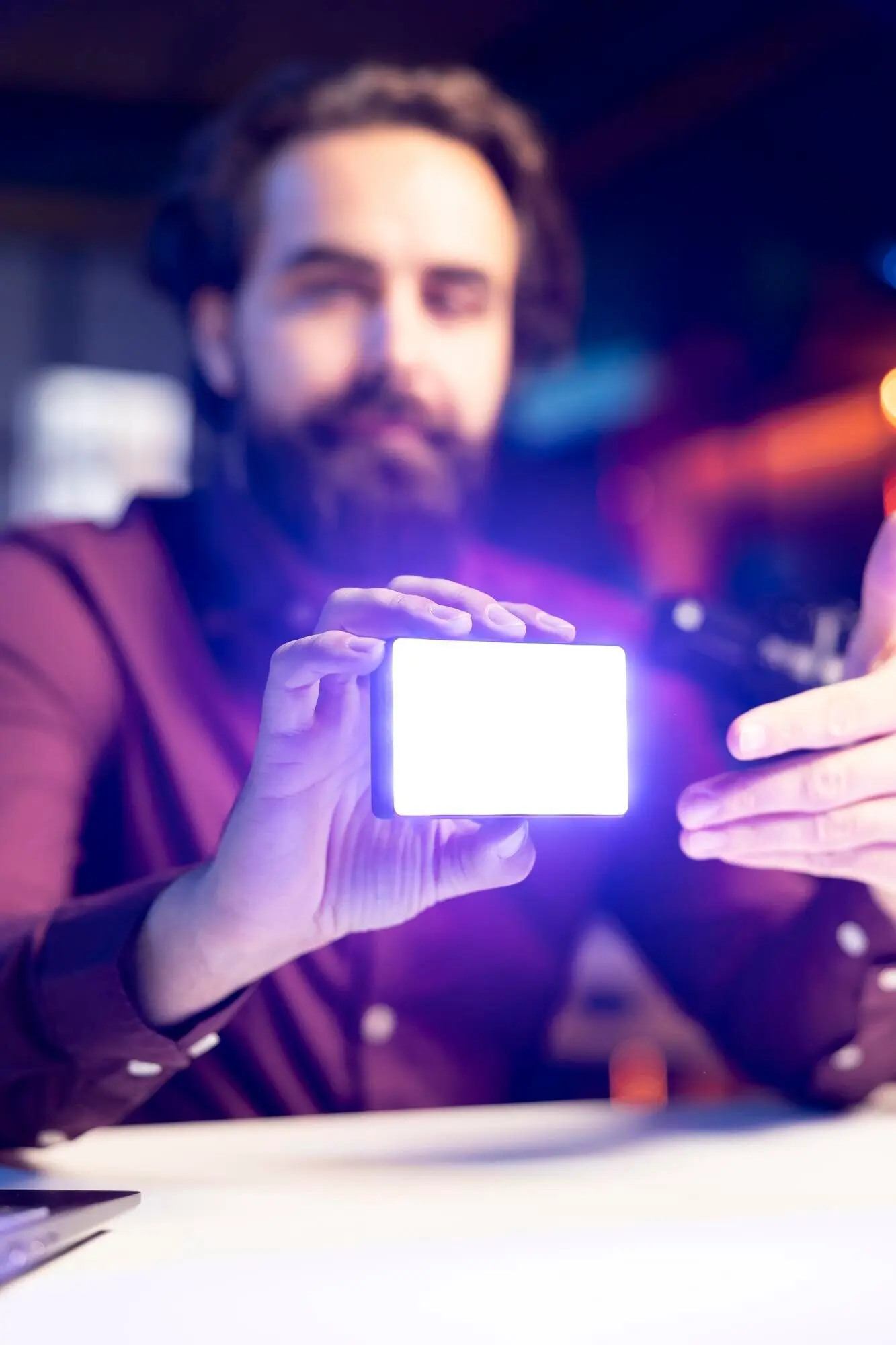 Nahaufnahme von Mini-LED-Lichtern, rezensiert von einem Tech-Guru.